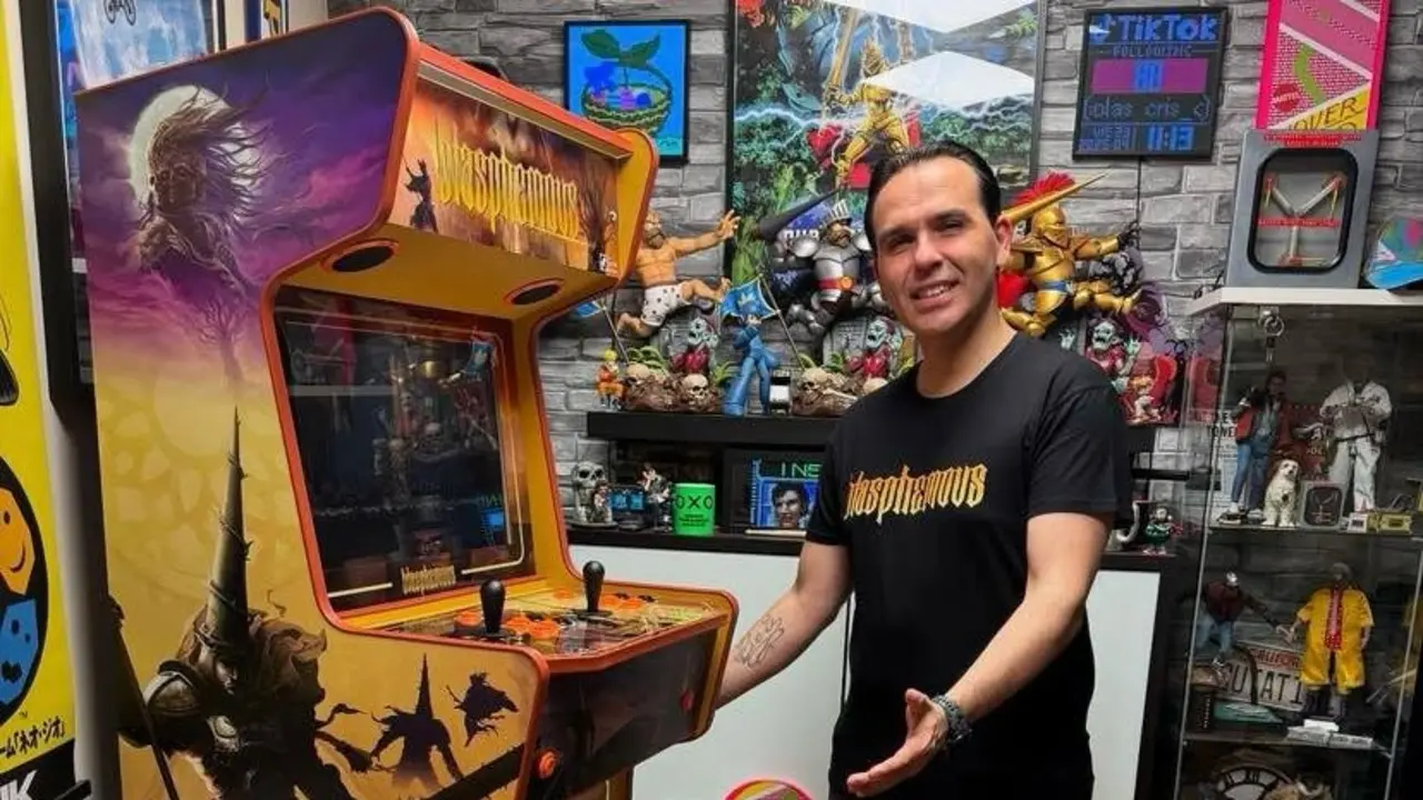 Christian Abad junto a una de sus creaciones. / Instagram (@cris_arcades)