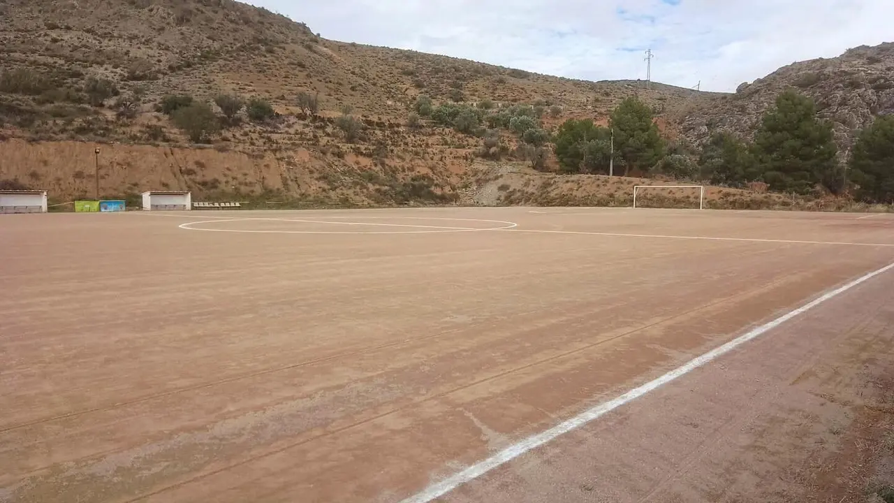 Campo de f&uacute;tbol del CD Mor&eacute;s, salvados por el mejor coeficiente / CD Mor&eacute;s