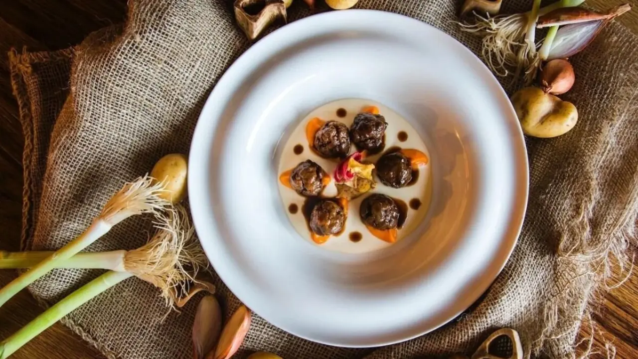 Una de las creaciones del Restaurante Loras XLOX de Mar&iacute;a de Huerva. / GU&Iacute;A REPSOL