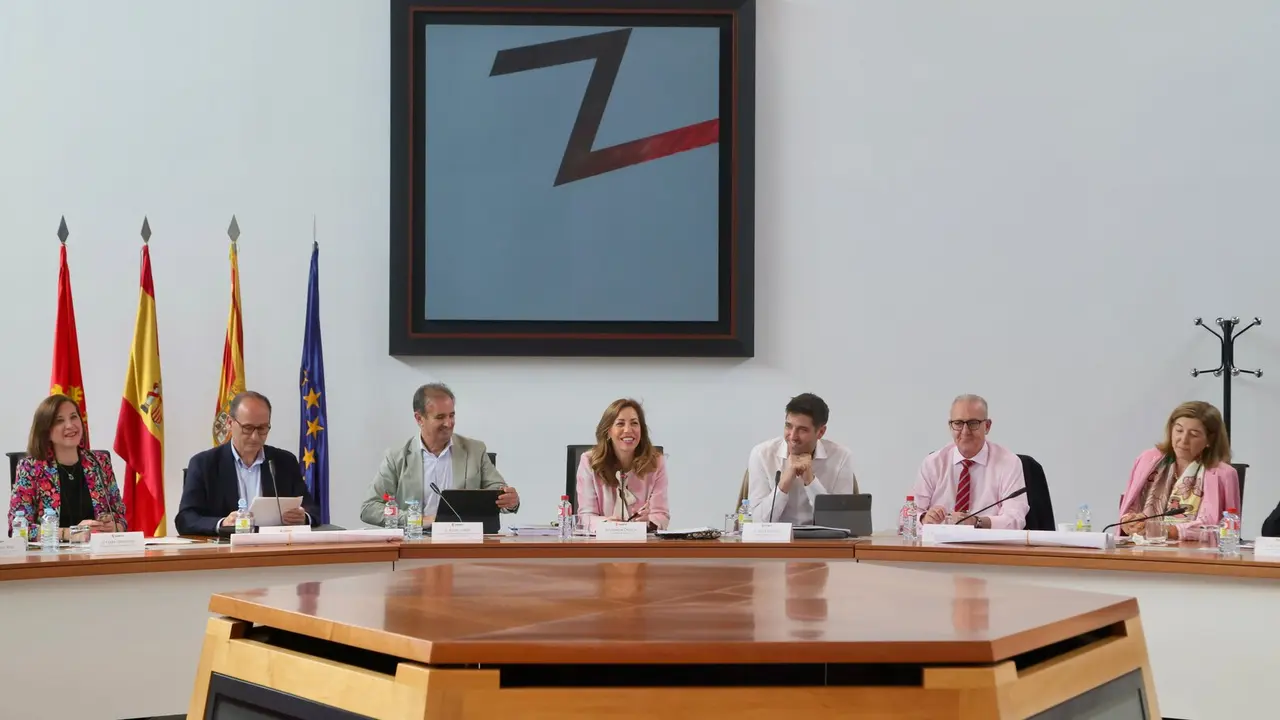 La alcaldesa de Zaragoza, Natalia Chueca, durante la jornada de trabajo de Gobierno en Seminario. /AZ