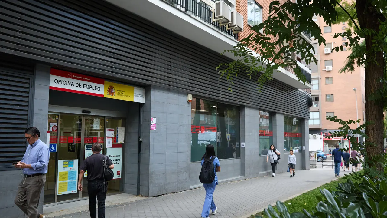 EuropaPress_6770702_varias_personas_inmediaciones_oficina_sepe_junio_2025_madrid_espana_paro