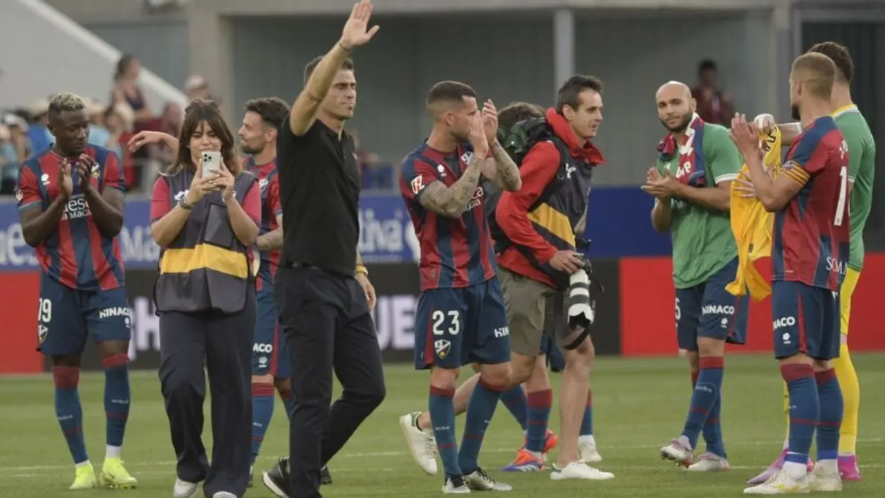 Jugadores y Antonio Hidalgo tras el &uacute;ltimo partido de la SD Huesca / LaLiga