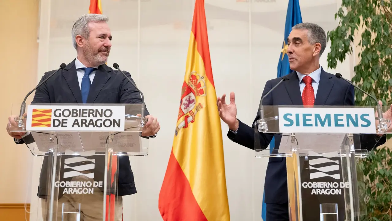 Jorge Azc&oacute;n, presidente del Ejecutivo auton&oacute;mico, y  Fernando Silva, presidente de Siemens Espa&ntilde;a en el Pignatelli./ Fabi&aacute;n Sim&oacute;n