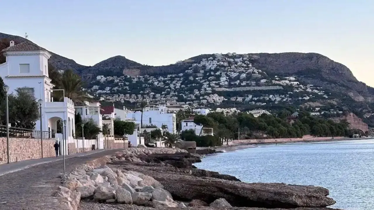 La otra playa de la Costa Blanca con aguas cristalinas cerca de Teruel / V&iacute;a Altea