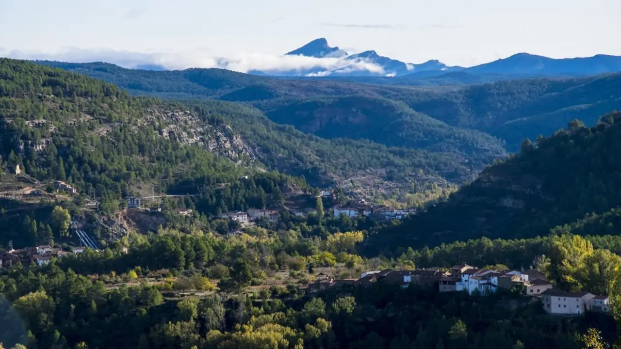 El pueblo de Teruel de 200 habitantes pero con 4 Barrios / V&iacute;a Turismo G&uacute;dar Javalambre