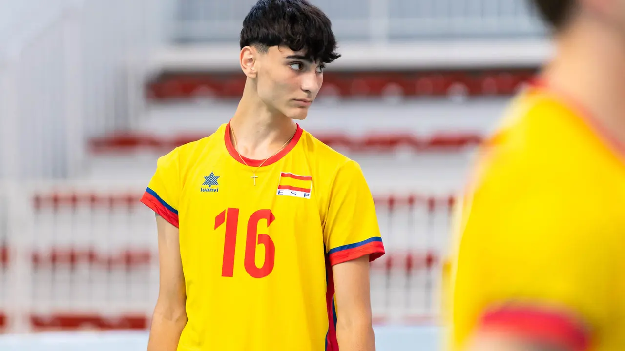 C&eacute;sar Irache con la selecci&oacute;n espa&ntilde;ola sub-17 / Legan&eacute;s Voleibol