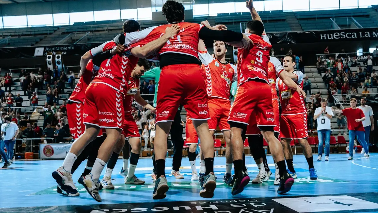 Celebraci&oacute;n de los jugadores del Bada Huesca / Bada Huesca