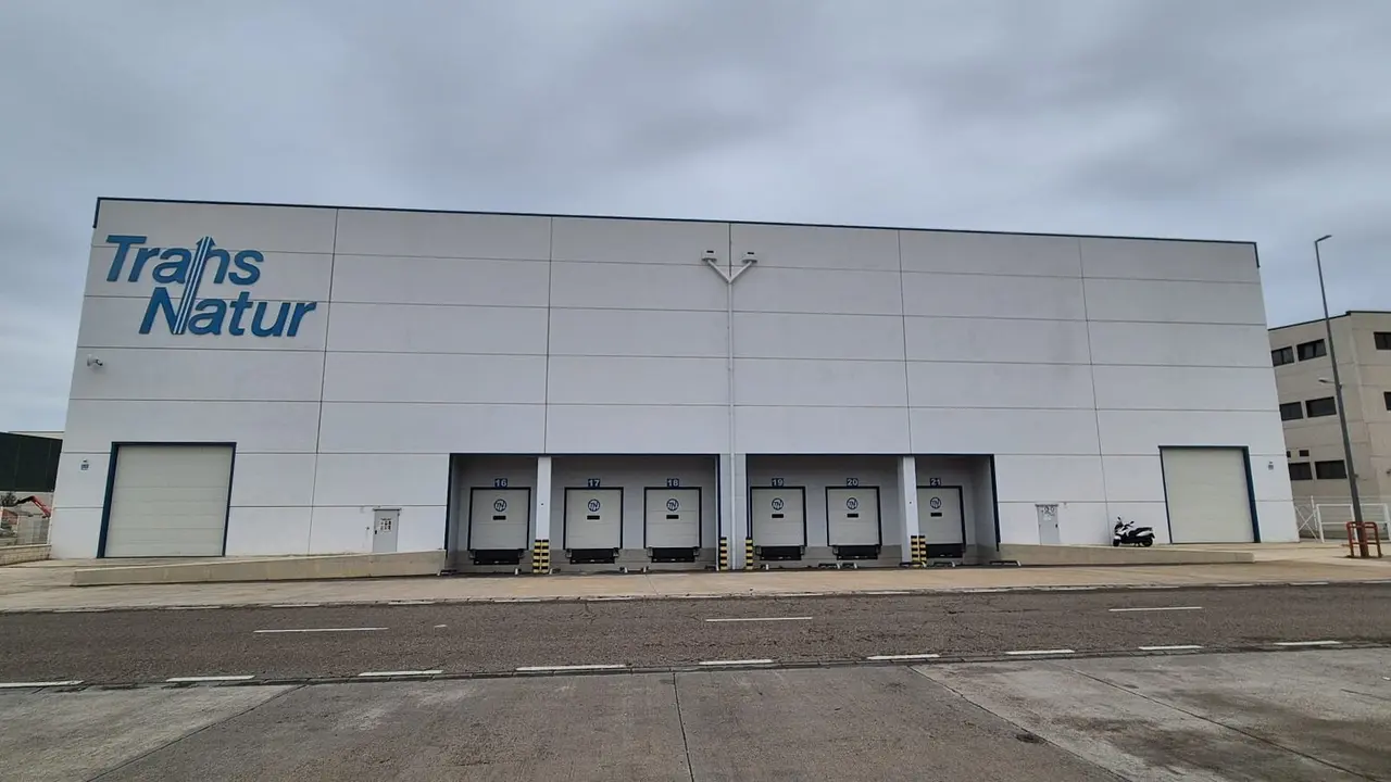 La nave en alquiler destaca por su capacidad de almacenaje y el hecho de estar equipada / HA
