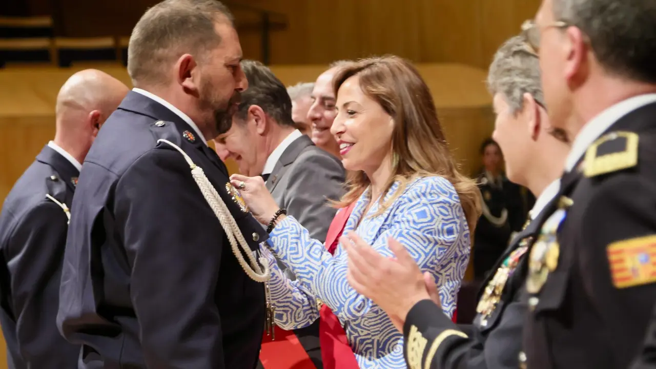La alcaldesa Natalia Chueca celebra el D&iacute;a de la Patrona de la Polic&iacute;a Local de Zaragoza. /AZ