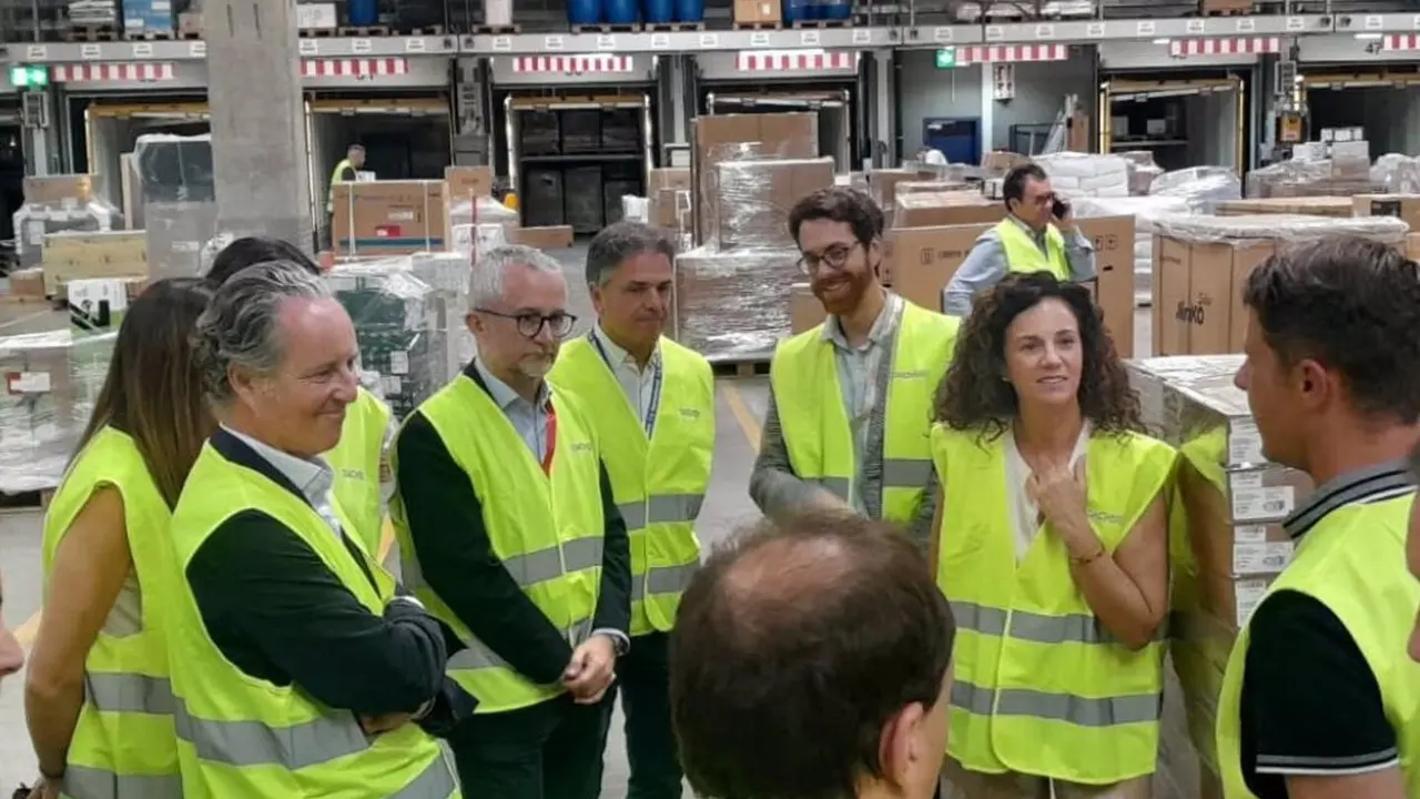 El director gerente de APL, Pedro Sas, y parte de su equipo han visitado las instalaciones de Dachser en M&uacute;nich. / GOBIERNO DE ARAG&Oacute;N