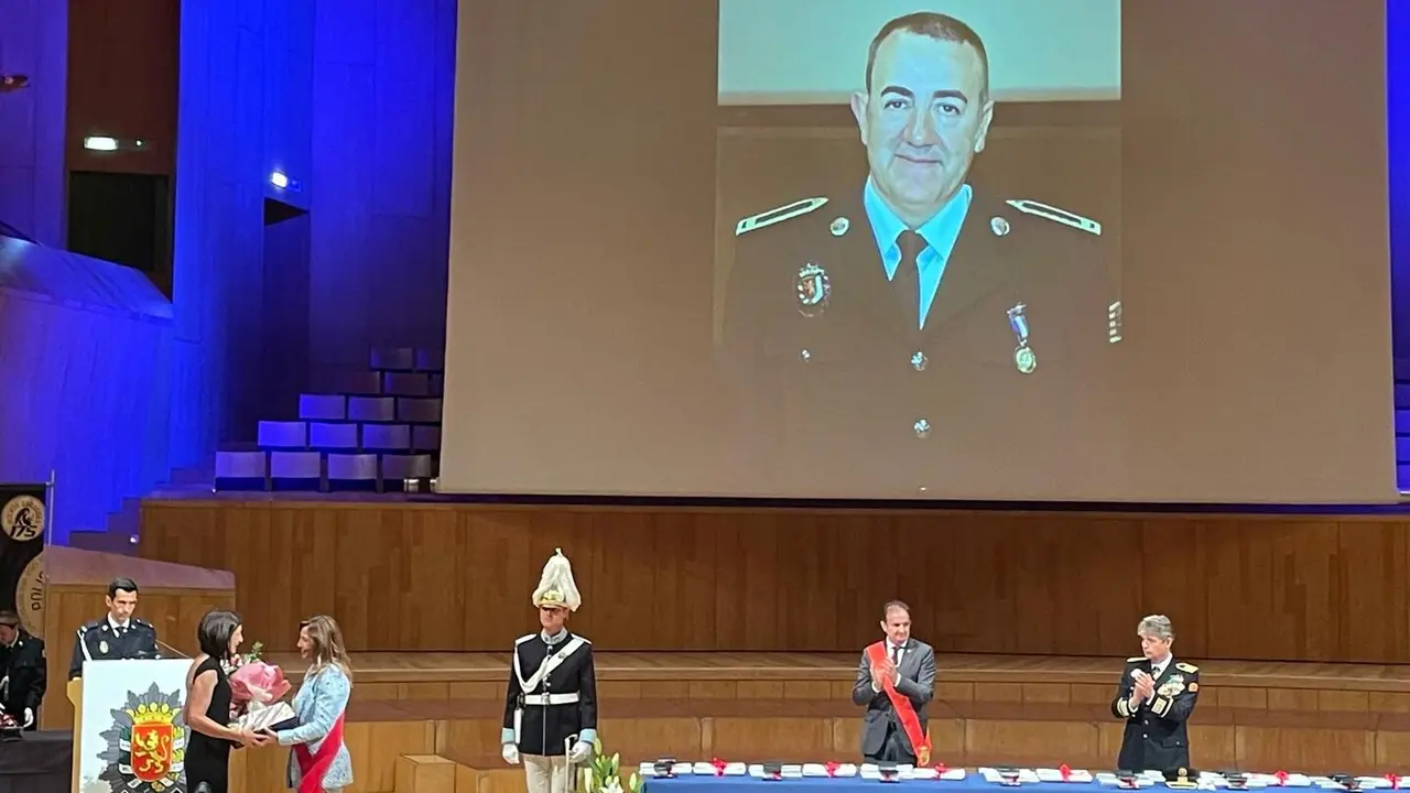 Imagen del momento en el que Natalia Chueca entregaba un ramo de flores a Nieves en recuerdo del polic&iacute;a fallecido /H.A.