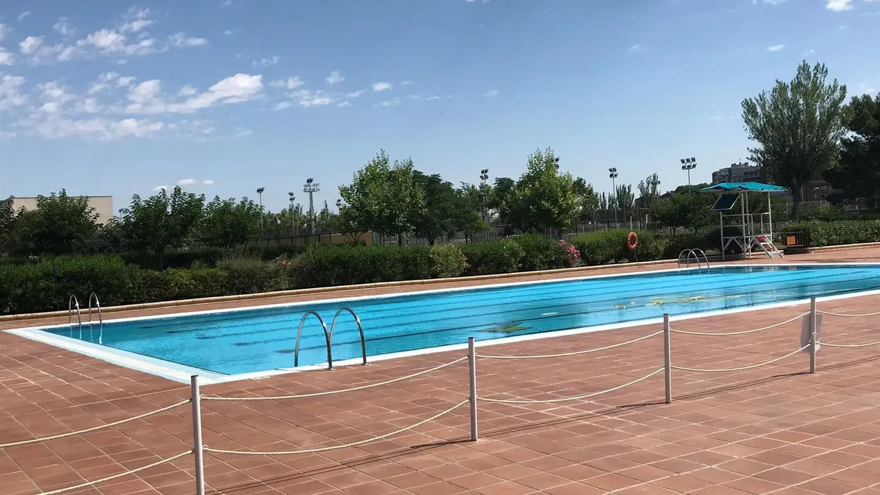 Archivo - Piscina con zona acotada delante del vaso - EUROPA PRESS - Archivo
