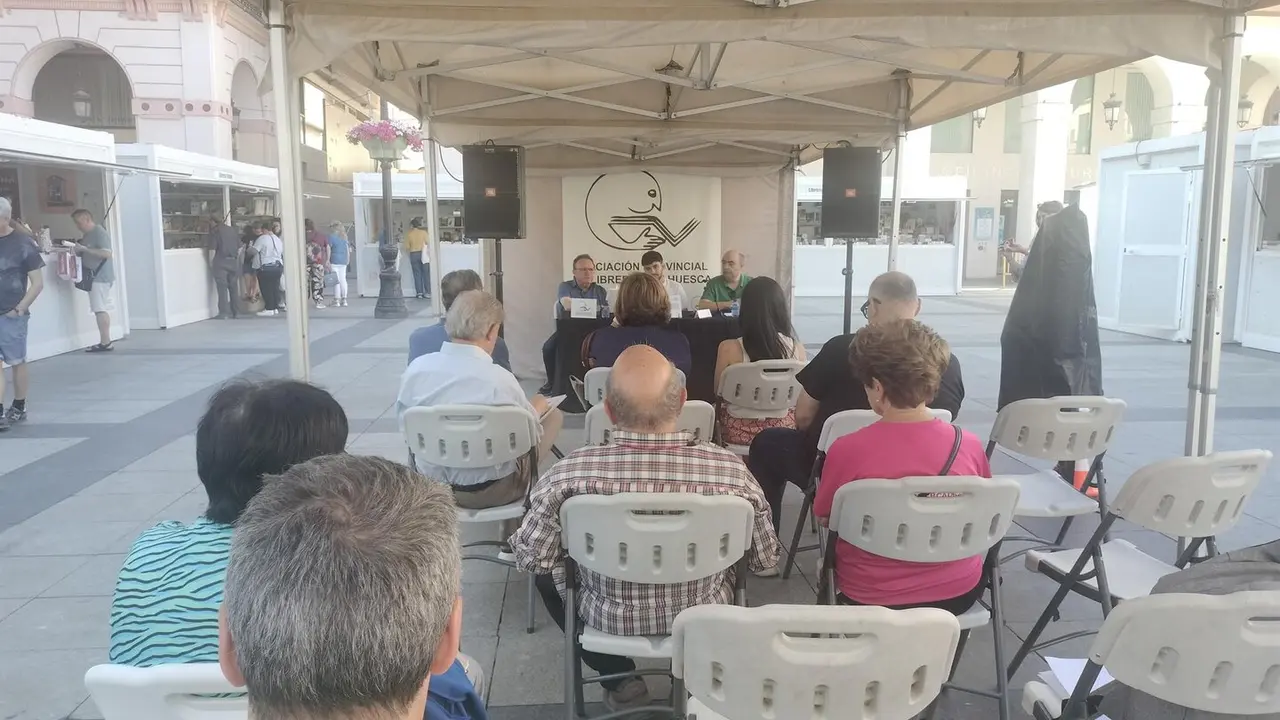 Presentacion del libro 'Charrando aragon&eacute;s: La lengua aragonesa en su zona de uso predominante', en la Feria del Libro de Huesca - UNIZAR