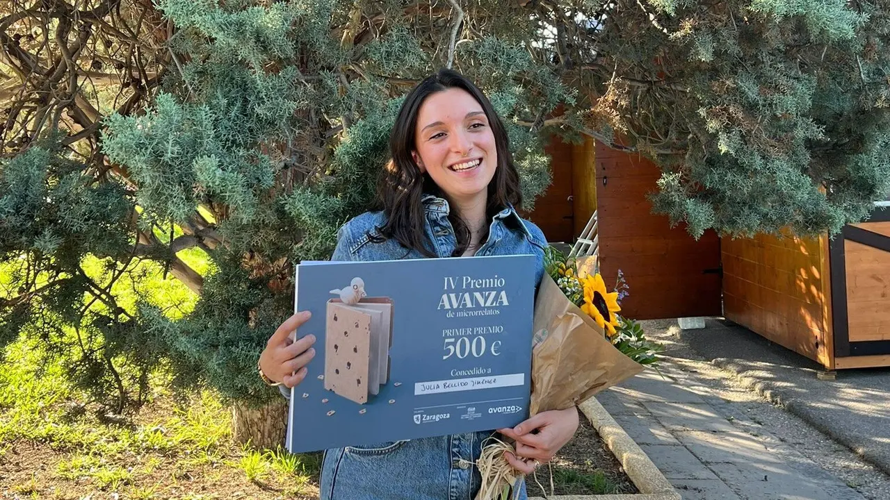 Julia Bellido con el premio.