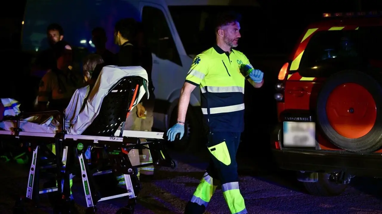 Varios servicios de emergencias trabajan en el exterior de la residencia, en la calle Salvador Allende de Zaragoza