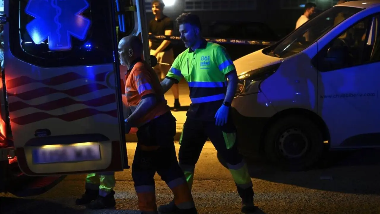 Varios servicios de emergencias trabajan en el exterior de la residencia, en la calle Salvador Allende de Zaragoza ./ Marcos Cebri&aacute;n - Europa Press