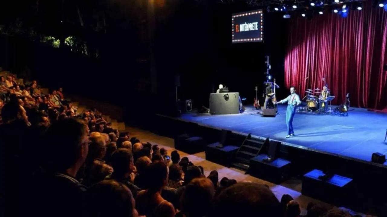 Una edici&oacute;n pasada del Festival del Castillo de Alca&ntilde;iz - Platea Verano.
