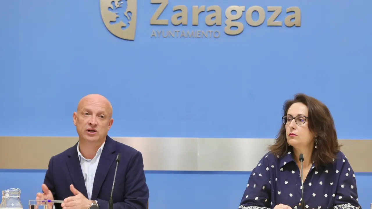 El consejero de Econom&iacute;a, Carlos Gimeno, junto a la concejal de Vox, Eva Torres. /AZ