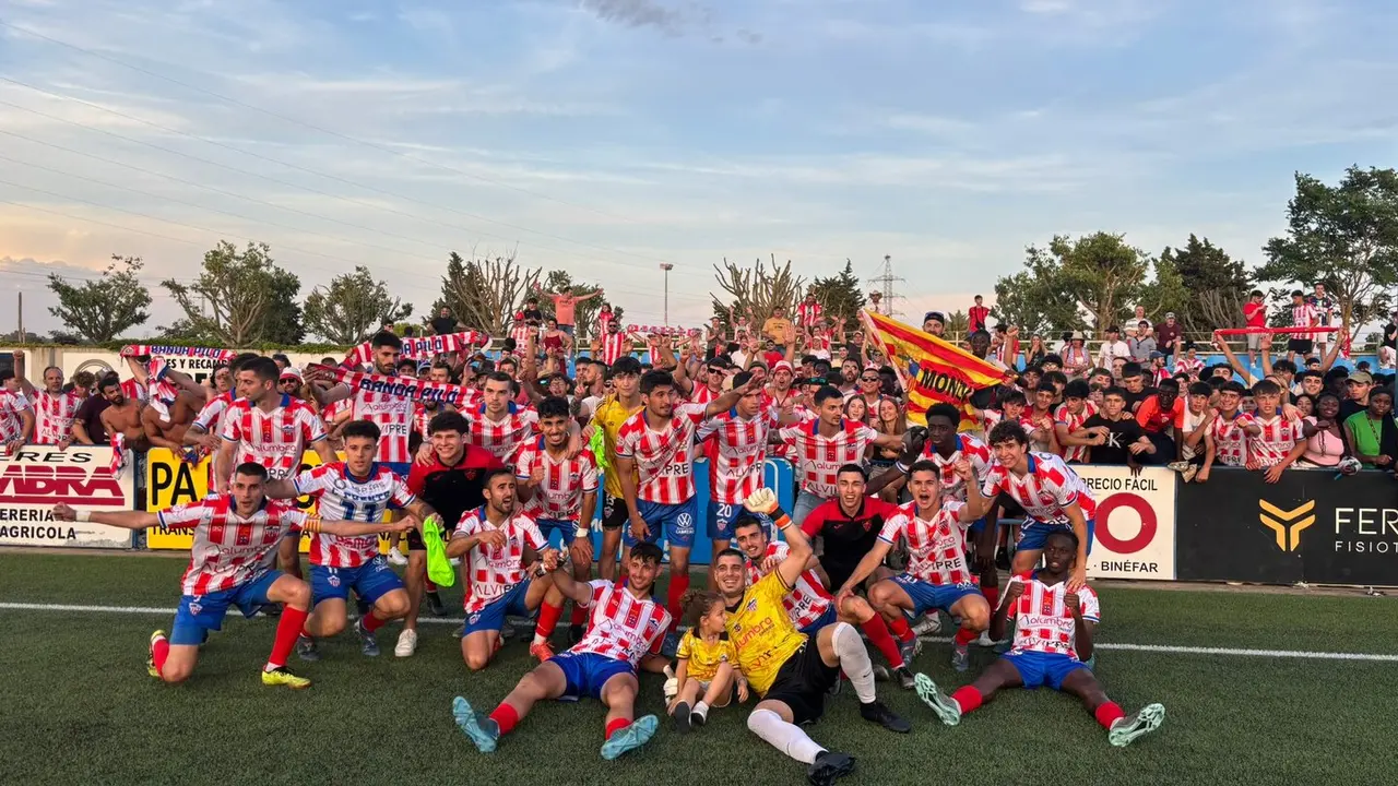 Celebraci&oacute;n de los jugadores y afici&oacute;n del Monz&oacute;n / Atl&eacute;tico Monz&oacute;n