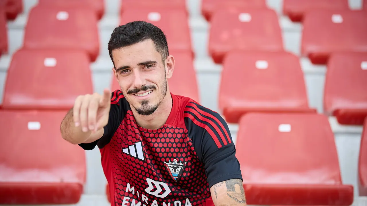 Julio Alonso durante su presentaci&oacute;n con el Mirand&eacute;s / CD Mirand&eacute;s