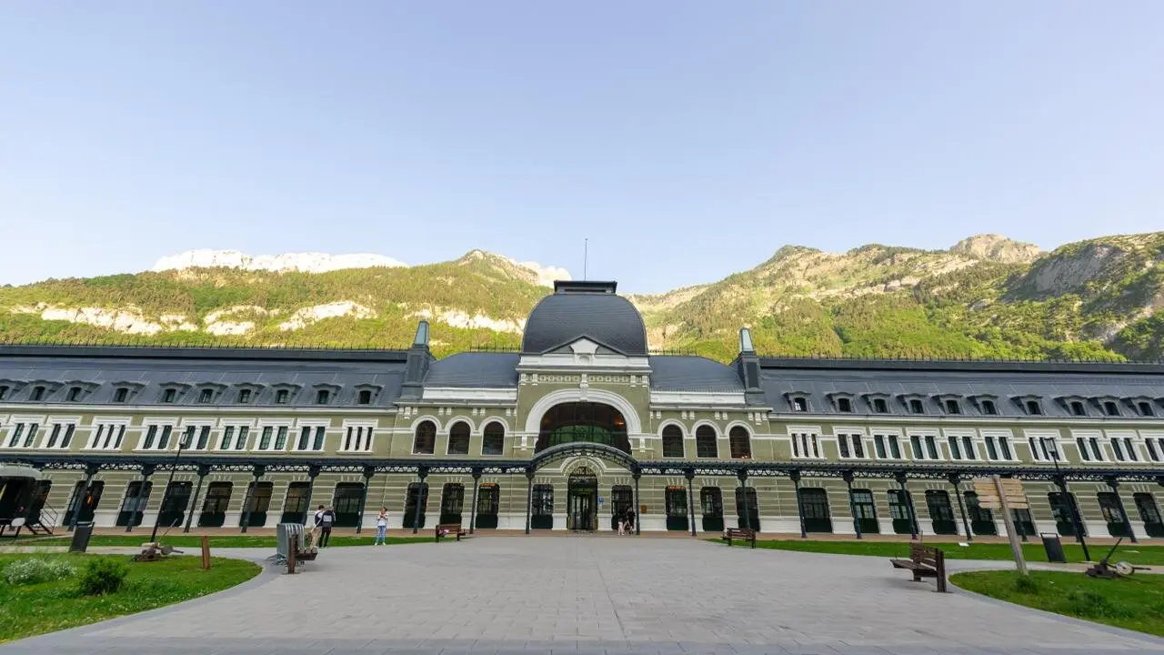 Reapertura tren de Canfranc dos a&ntilde;os despu&eacute;s / V&iacute;a Ministerio de Transportes Espa&ntilde;a