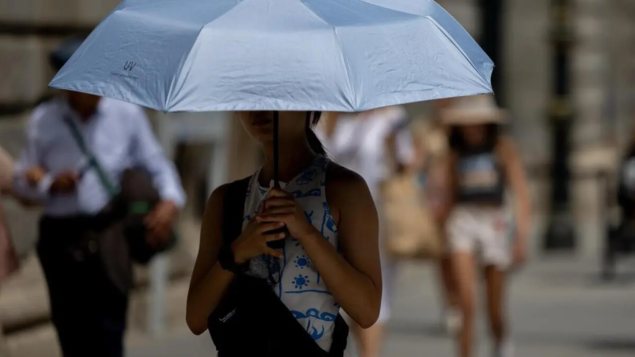 Archivo - Una mujer se resguarda del sol bajo un paraguas, a 18 de julio de 2024, en Madrid (Espa&ntilde;a).
- Eduardo Parra - Europa Press - Archivo
