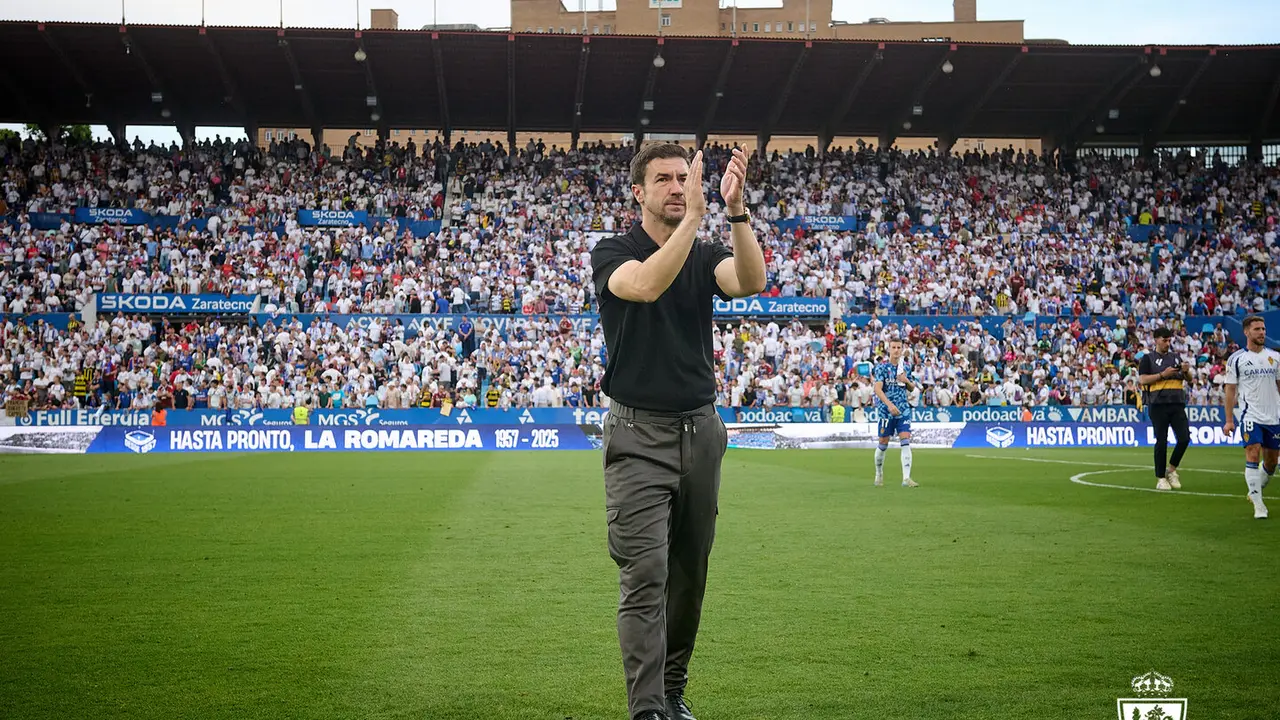 Gabi Fern&aacute;ndez aplaudiendo a La Romareda / Real Zaragoza