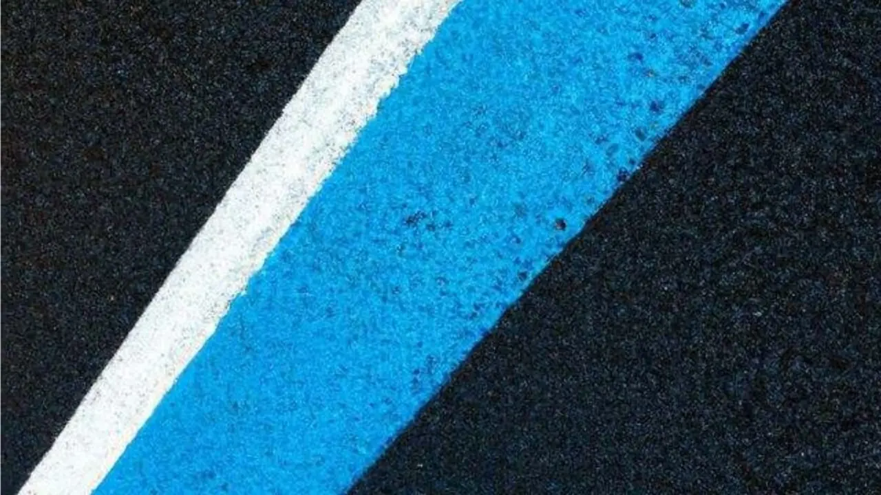 Este es el significado de la l&iacute;nea azul en la carretera