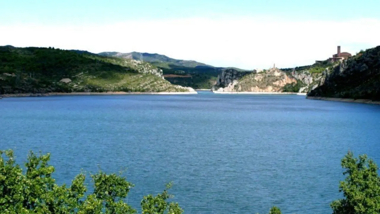 Este pueblo de Huesca est&aacute; en lo alto de un cerro y rodeado de aguas cristalinas / V&iacute;a Turismo Somontano
