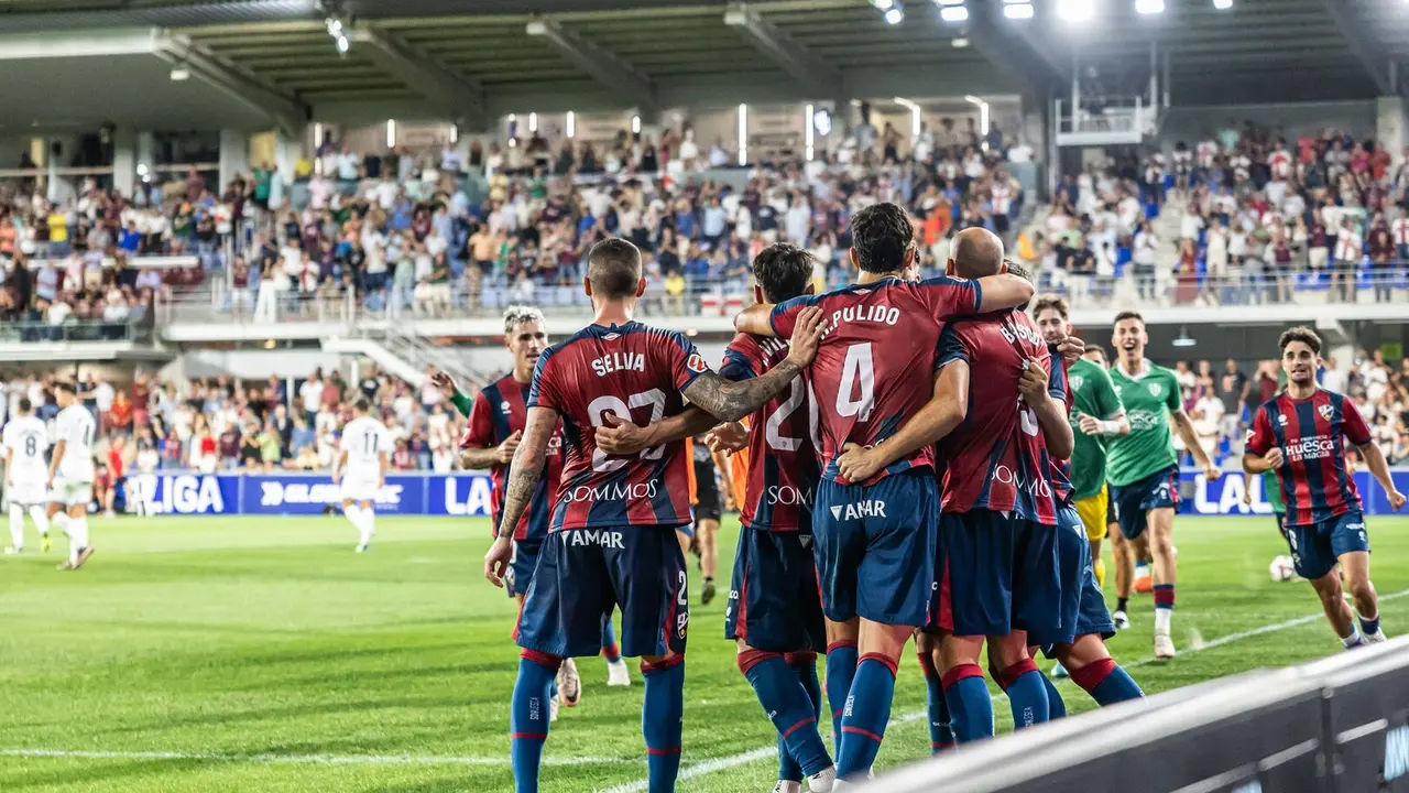 Celebraci&oacute;n de los jugadores del Huesca en El Alcoraz / SD Huesca