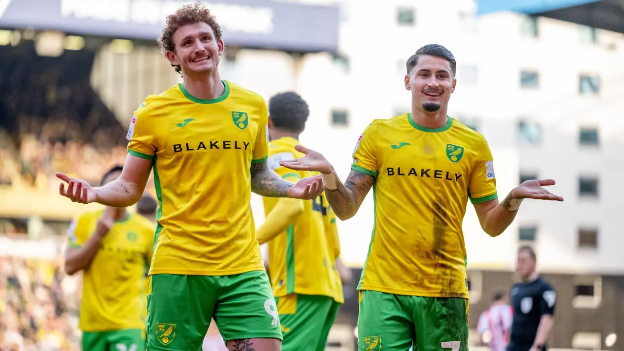 Borja Sainz junto a Sargent celebrando un gol / Norwich City