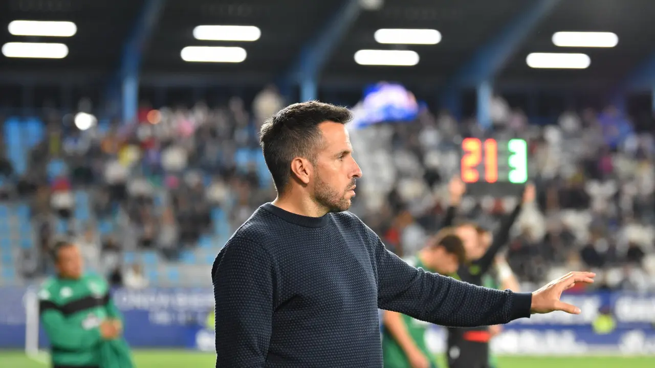 Ra&uacute;l Jardiel dirigiendo un partido / CD Arenteiro