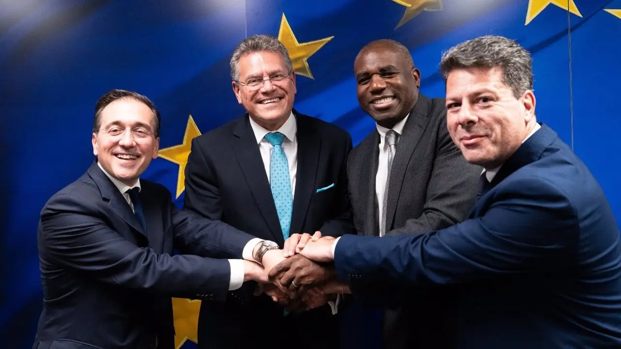 El ministro de Asuntos Exteriores, Jos&eacute; Manuel Albares, celebra el acuerdo sobre Gibraltar con el comisario Maros Sefcovic, el ministro brit&aacute;nico David Lammy y el ministro principal gibraltare&ntilde;o Fabian Picardo. / MINISTERIO DE ASUNTOS EXTERIORES Y COOPERACI&Oacute;N