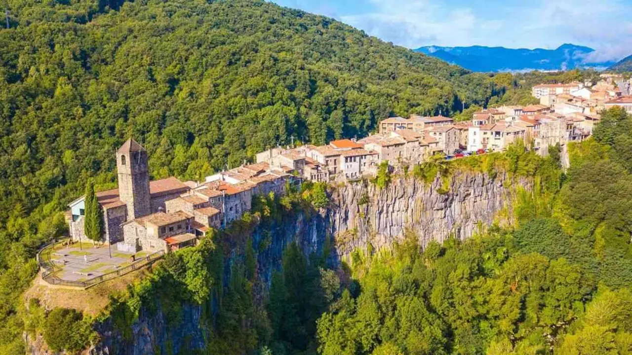 El id&iacute;lico pueblo que vive constantemente al borde del abismo / V&iacute;a Turismo Garrotxa