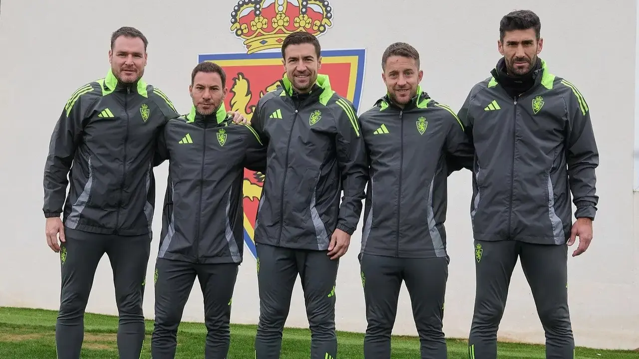 &Oacute;scar Hern&aacute;ndez (izquierda) junto al resto del cuerpo t&eacute;cnico de Gabi Fern&aacute;ndez / Real Zaragoza