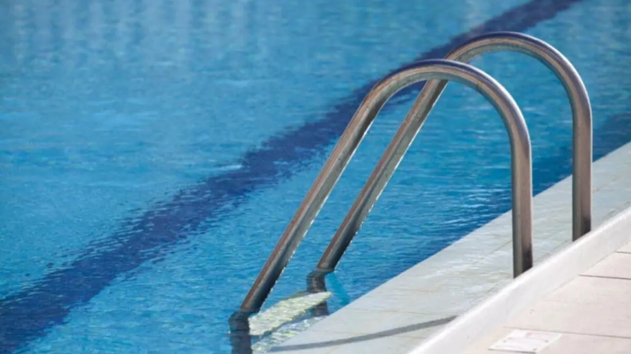 Escalera en piscina municipal