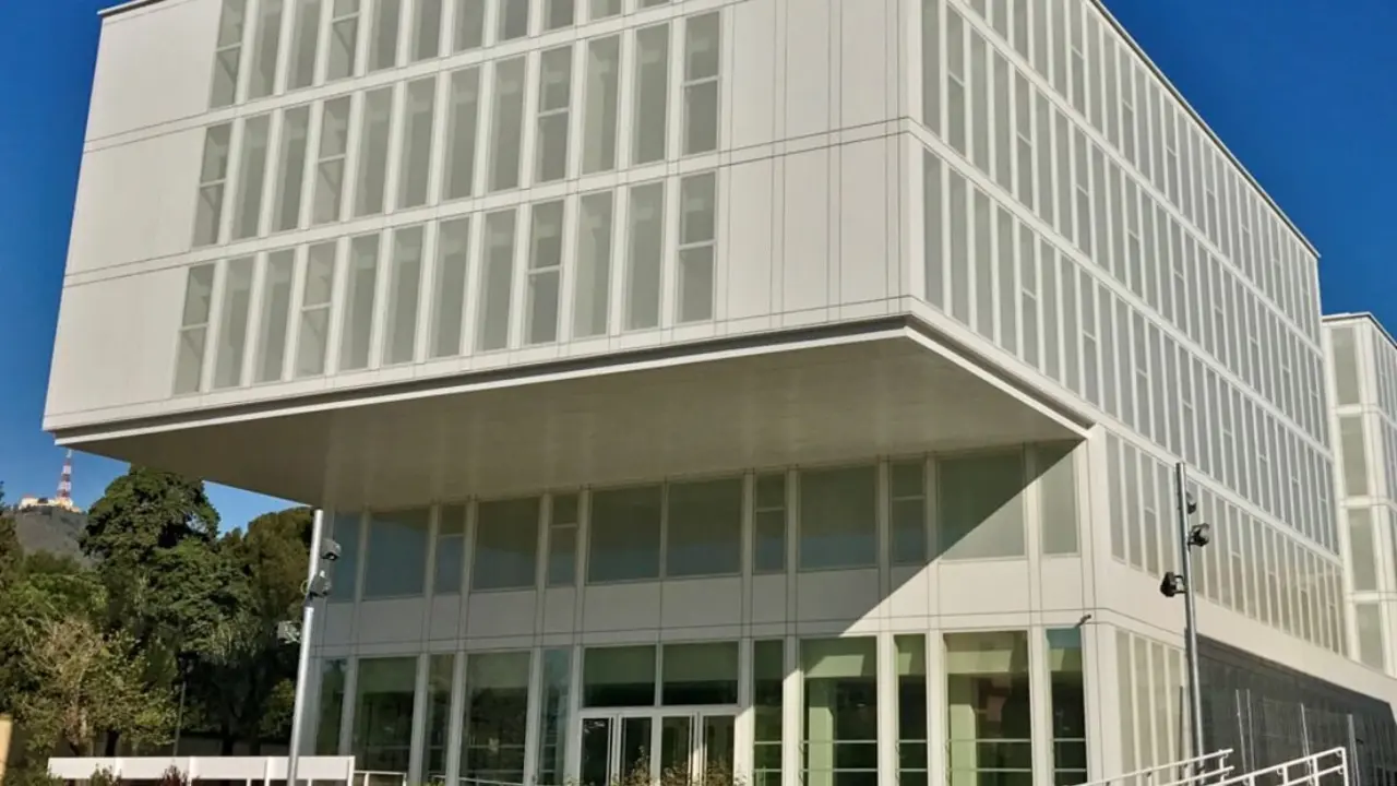 Faculta de Derecho de la Universidad de Barcelona, con vidrios de Ari&ntilde;o Duglass.