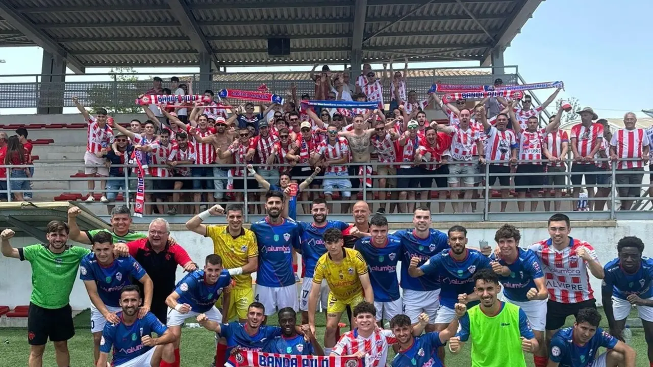 Equipo y afici&oacute;n del Monz&oacute;n tras vencer al Porreres / Atl&eacute;tico Monz&oacute;n