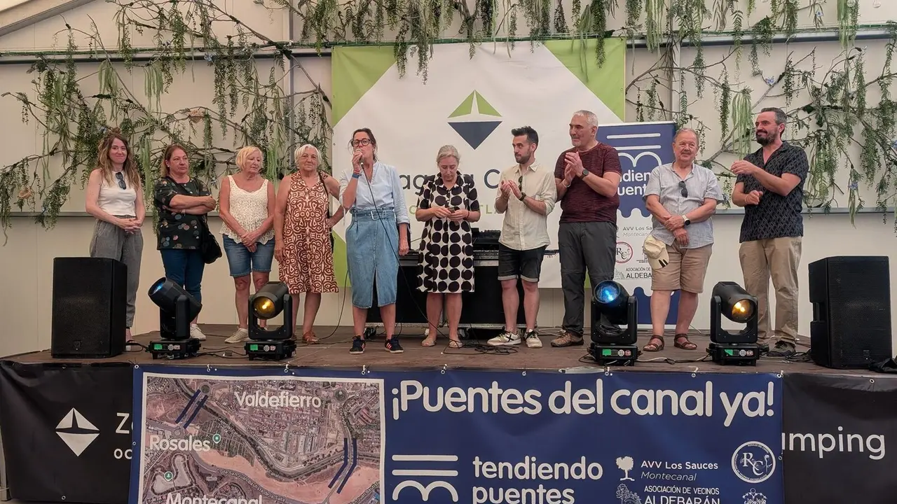 Integrantes de la Plataforma 'Tendiendo Puentes' en la jornada reivindicativa de este domingo en el Camping de Zaragoza. / PLATAFORMA 'TENDIENDO PUENTES'
