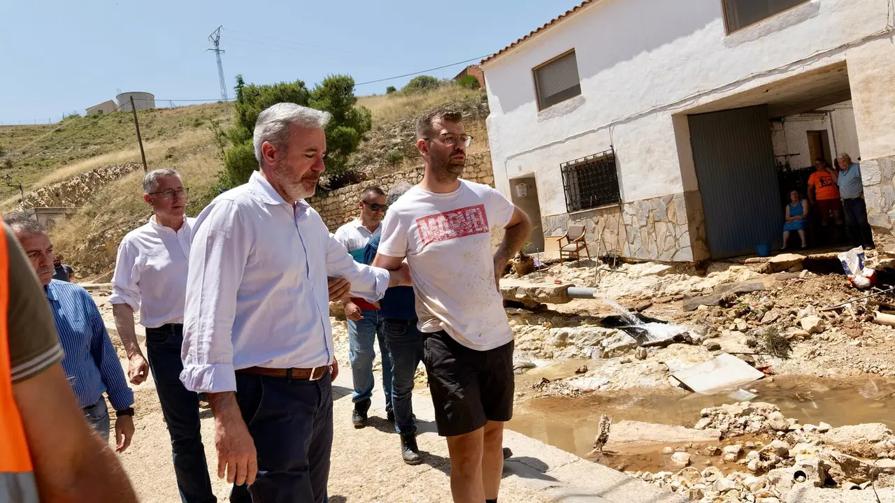 El presidente de Arag&oacute;n, Jorge Azc&oacute;n, visita las zonas afectadas por las tormentas./ Fabi&aacute;n Sim&oacute;n