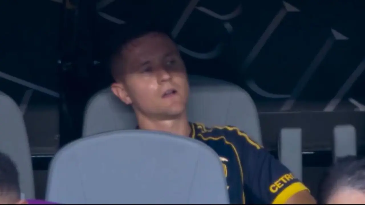 Ander Herrera, desolado en el banquillo tras una nueva lesi&oacute;n con Boca Juniors / DAZN