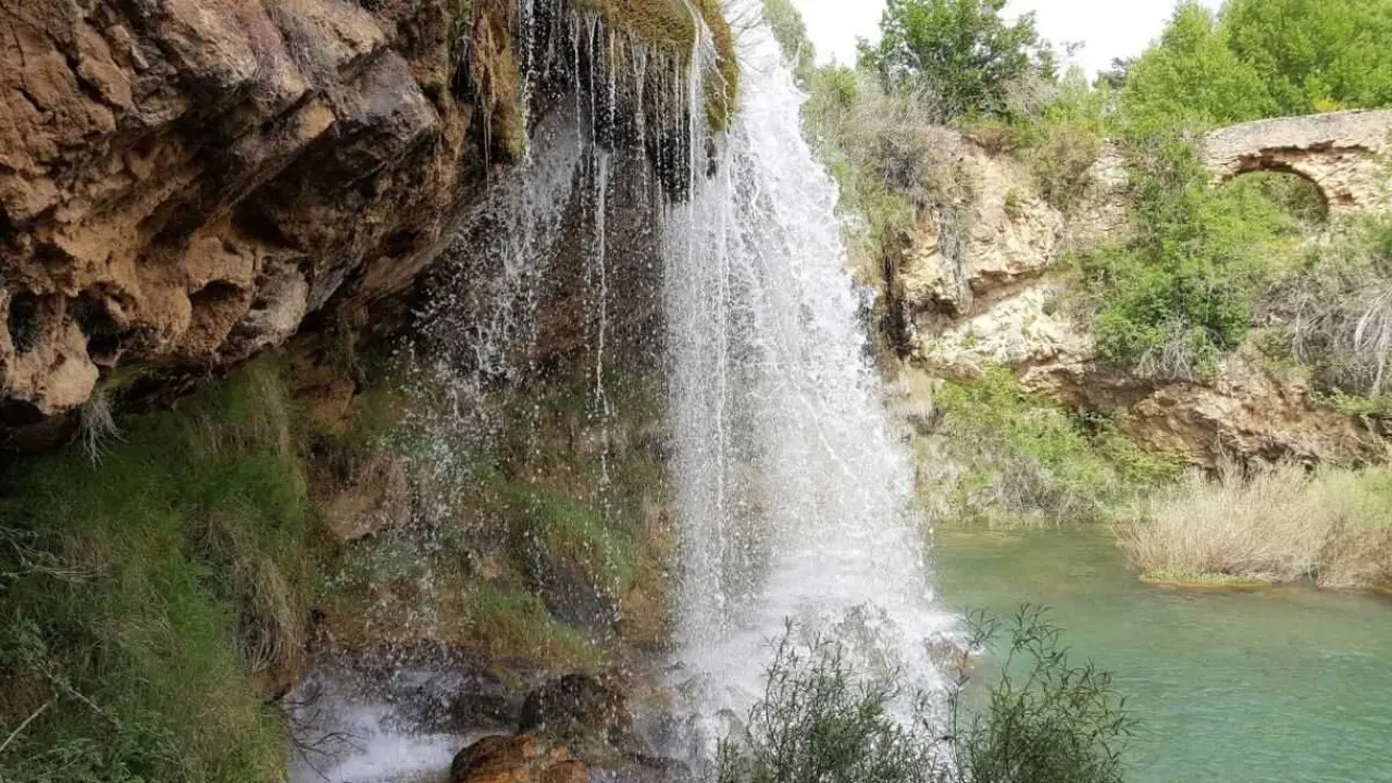 La cascada de 8 metros en la Sierra de Albarrac&iacute;n ideal para visitar en familia / Wikiloc
