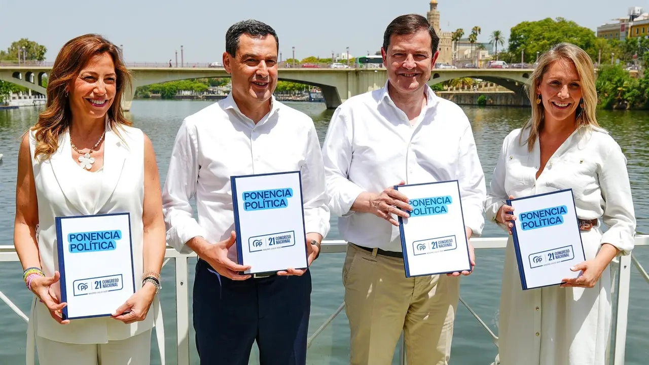 El presidente del PP de Andaluc&iacute;a, Juanma Moreno (2i), el presidente del PP de Castilla y Le&oacute;n, Alfonso Fern&aacute;ndez Ma&ntilde;ueco (2d), la alcaldesa de Zaragoza, Natalia Chueca (i); y la eurodiputada del PP, Alma Ezcurra (d), presentan la Ponencia Pol&iacute;tica del X / EP