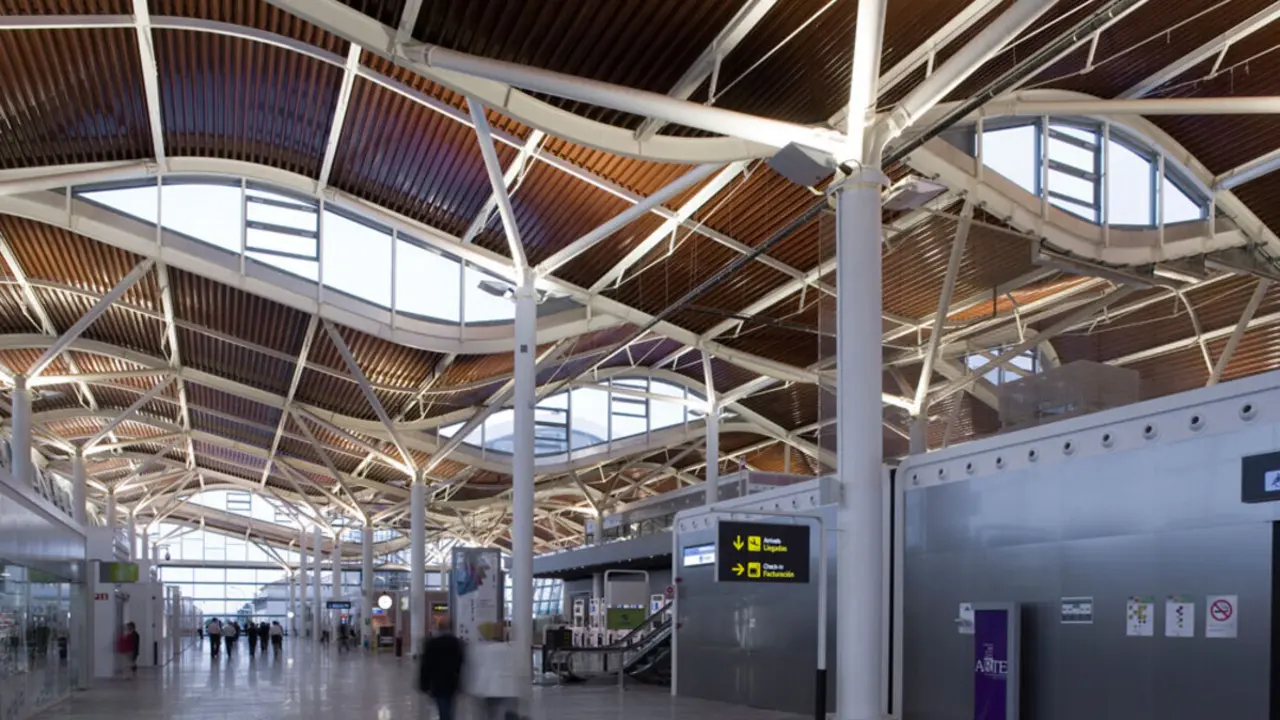 El Aeropuerto de Zaragoza, pr&aacute;cticamente vac&iacute;o / HOY ARAG&Oacute;N