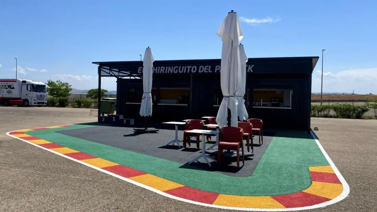 El nuevo chiringuito del paddock de Motorland es obra de Kardham 78 y Arpa.