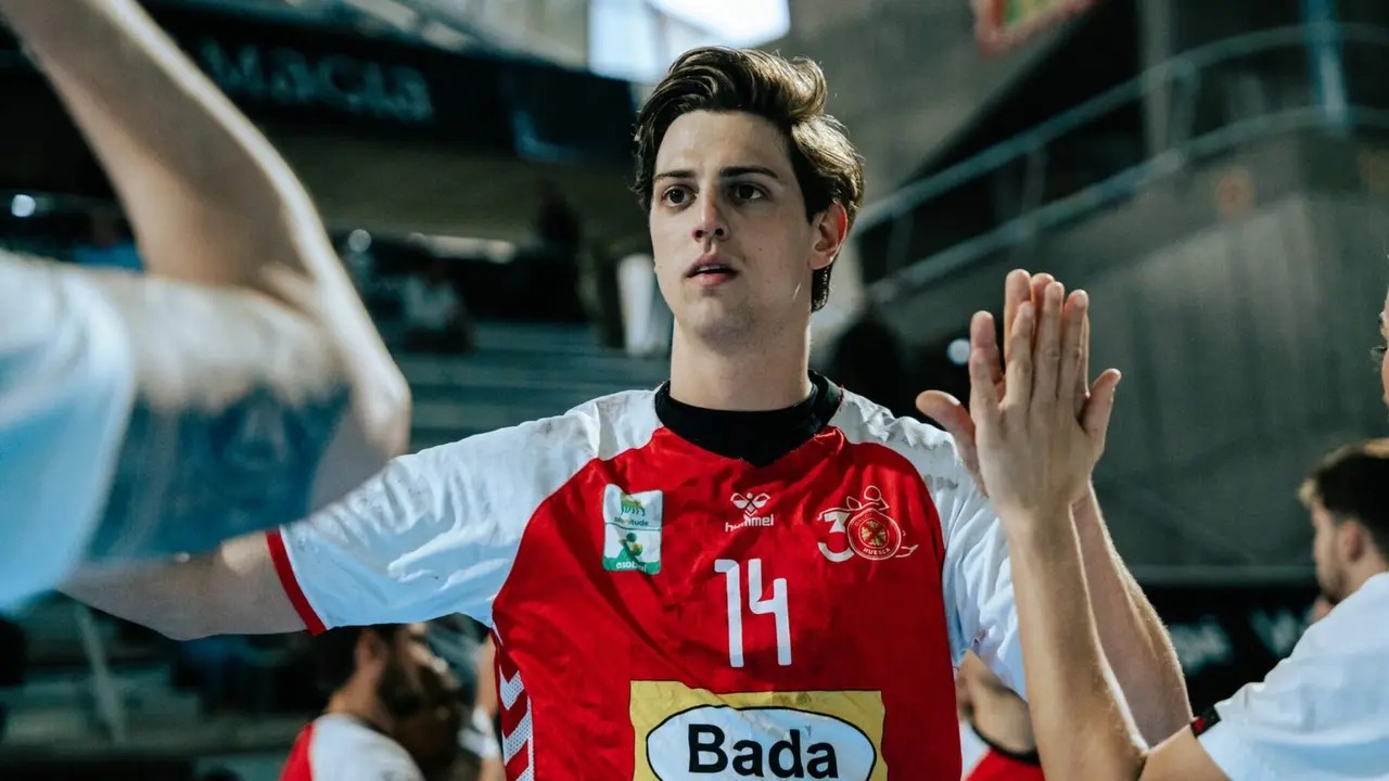 Ian Moya renueva con el Bada Huesca / Bada Huesca