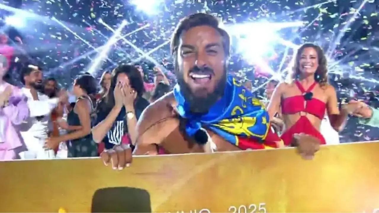 Borja, el ganador de Supervivientes 2025 con su premio / Telecinco