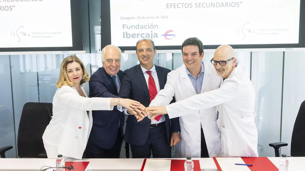 Firma del convenio entre el Instituto de Investigaci&oacute;n Sanitaria de Arag&oacute;n y Fundaci&oacute;n Ibercaja para desarrollar el proyecto 'Sara'. / CHUS MARCHADOR/FUNDACI&Oacute;N IBERCAJA