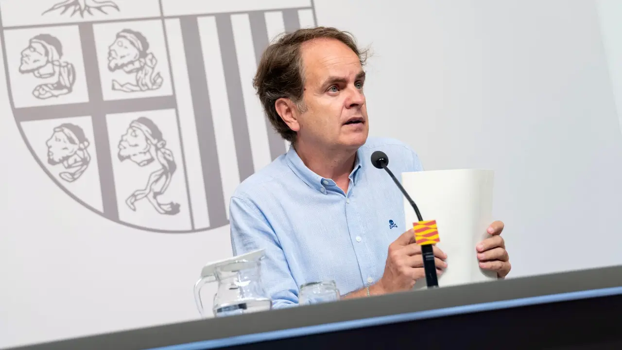 El  consejero de Hacienda, Roberto Berm&uacute;dez de Castro, en una rueda de prensa en el Pignatelli./ Fabi&aacute;n Sim&oacute;n