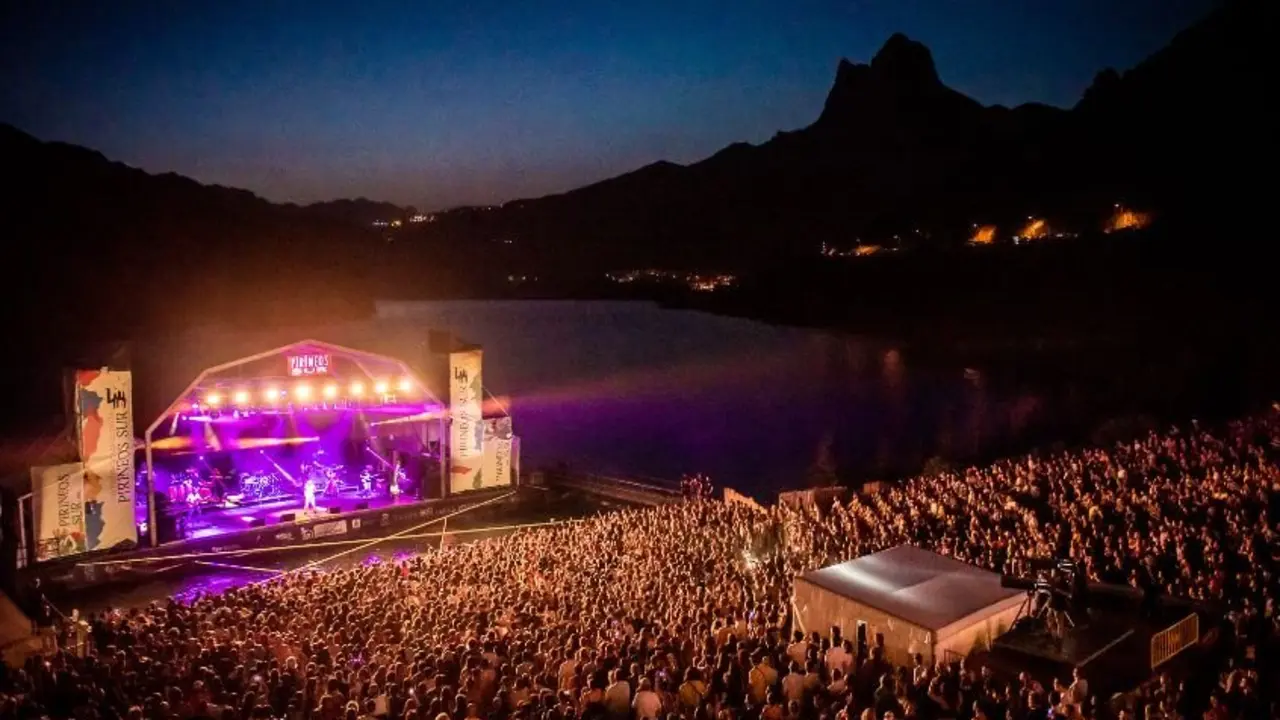 Escenario flotante de Prineos Sur. / PIRINEOS SUR